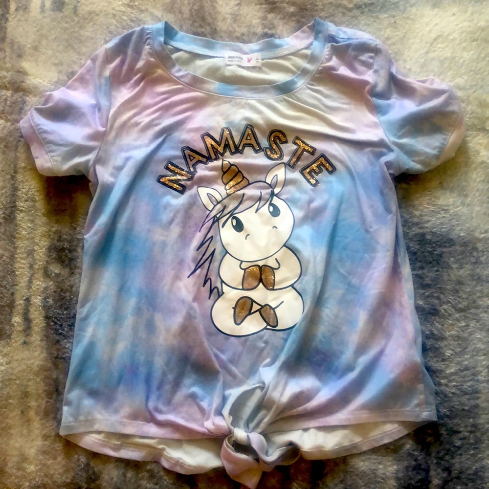 soft material- very light, cute to wear on pants!!